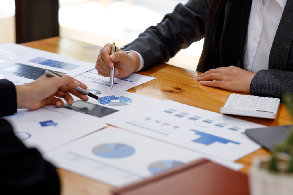- Elaboración de directivas personalizadas según las necesidades de tu empresa. - Aseguramos que tus guardias operen dentro del marco legal, evitando rechazos y problemas operativos. - Asistencia continua desde la evaluación inicial hasta la aprobación de las directivas.
