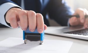 Asesoramos en el proceso de acreditación de empresas de seguridad, garantizando el cumplimiento de todos los requisitos legales y normativos